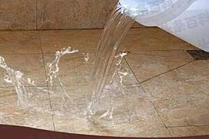 龙沙漏水维修 免砸砖防水材料该如何施工